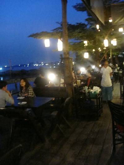 ที่นั่งติดทะเล ที่ ร้านอาหาร บ้านเมษา