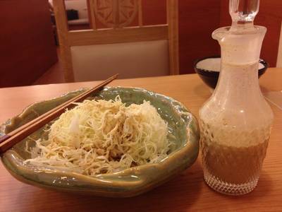 สลัดผัก น้ำสลัดอร่อยจริงจัง  ผักก็ขอเพิ่มได้ด้วย​ (ในรูปผมกินไปบ้างแล้ว อิอิ) ที่ ร้านอาหาร Saboten Siam Paragon