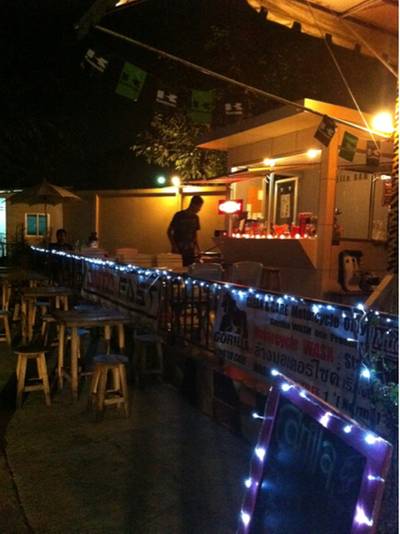 ร้านเล็กๆ บรรยากาศสบายๆ มีเหล้าปั่น เบียร์ บริการ ที่ ร้านอาหาร Gorilla Bar