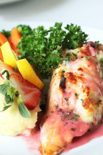 ปลาแซลมอนยัดไส้กุ้ง-ชีส ที่ ร้านอาหาร The Anna Restaurant & Art Gallery