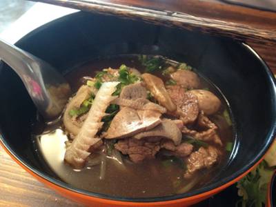 ก๋วยเตี๋ยวเนื้อ ที่ ร้านอาหาร ก๋วยเตี๋ยวเรือ ตั้งต้น