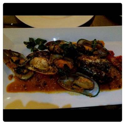 หอยแมลงภู่นิวซีแลนด์อบกระเทียมไวน์ขาว ที่ ร้านอาหาร Vita Bistro