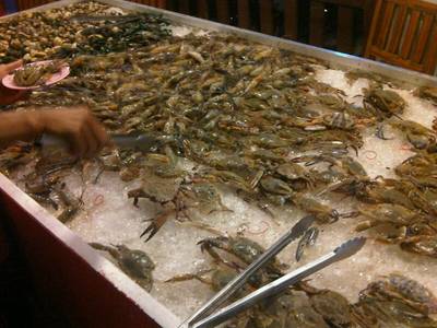 กุ้ง ปู อาหารทะเล ที่ ร้านอาหาร นานาหมูกะทะ