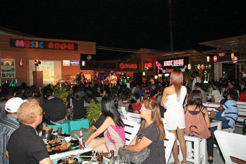 บรรยากาศโดยรวมของร้าน สบาย ๆ ตามแบบฉบับของเมืองหัวหิน ที่ ร้านอาหาร Music Room Hua Hin