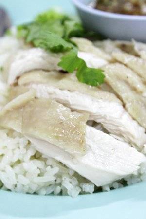 เนื้อไก่เหนียวนุ่ม หนังบางกรอบ ที่ ร้านอาหาร สมบูรณ์ไทย