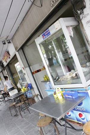 หน้าร้านติดกับร้านก๋วยเตี๋ยวชื่อดังที่เป็นเครือร้านเดียวกัน ที่ ร้านอาหาร สมบูรณ์ไทย