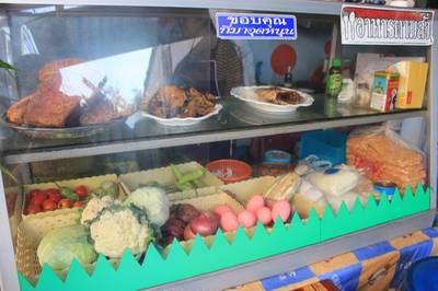 ตู้กระจกหน้าครัว ที่ ร้านอาหาร เป็นกันเอง อาหารตามสั่ง