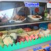 ตู้กระจกหน้าครัว ที่ ร้านอาหาร เป็นกันเอง อาหารตามสั่ง