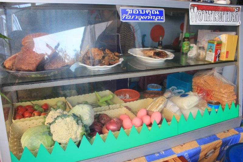 ตู้กระจกหน้าครัว ที่ ร้านอาหาร เป็นกันเอง อาหารตามสั่ง