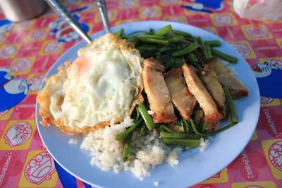 ผัดผักบุ้งหมูกรอบผัดน้ำมันหอยโปะไข่ดาว ที่ ร้านอาหาร เป็นกันเอง อาหารตามสั่ง