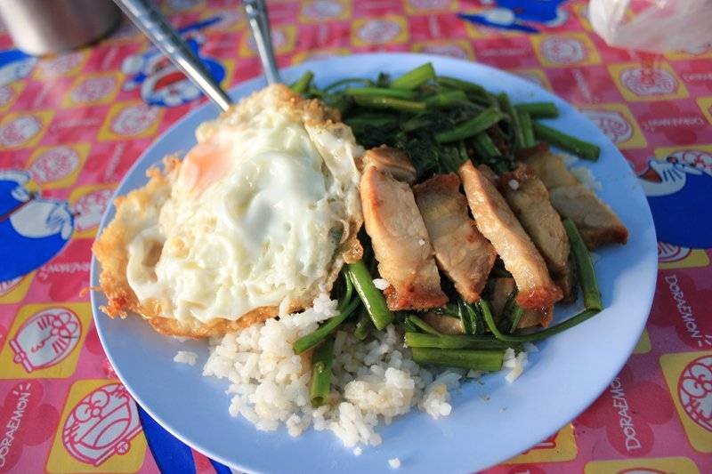 ผัดผักบุ้งหมูกรอบผัดน้ำมันหอยโปะไข่ดาว ที่ ร้านอาหาร เป็นกันเอง อาหารตามสั่ง