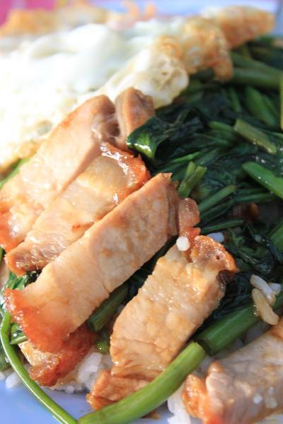 หมูกรอบรสเด็ด ที่ ร้านอาหาร เป็นกันเอง อาหารตามสั่ง