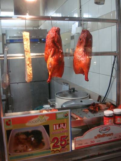 เป็ดย่าง หมูย่าง หมูกรอบืำเหมือนนะเนี่ย ^^ ที่ ร้านอาหาร นู้ดเดิ้ล การ์เด้น Big-C Extra รัชดา