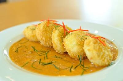 Crispy tofu with red curry sauce ที่ ร้านอาหาร Amigos Restaurant