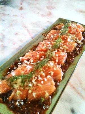 ซัลมอนราดน้ำยำที่ว่า ที่ ร้านอาหาร Salt