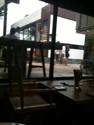 ที่นั่งมุมนี้อยู่ด้านหลังร้าน จะเหมือนอยู่ต่ำกว่าพื้นดินด้านนอกยังไงไม่รู้ ที่ ร้านอาหาร Salt