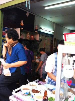 หน้าร้านจะเป็นแค่ห้องแถวเล็กๆ แคบๆ เองค่ะ แต่อย่าได้ประมาทในรสชาติ ที่ ร้านอาหาร ก๋วยเตี๋ยวเรืออยุธยา อ.เสนา (โปร3 แถม1)