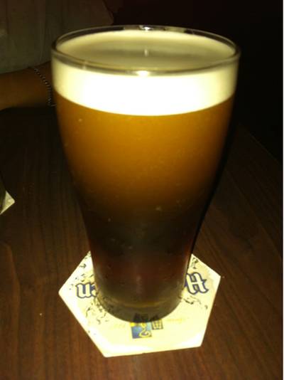 เบียร์เด็ดๆวันนี้ Kilkenny irish beer หอมเหมือนน้ำผึ้ง :)) ที่ ร้านอาหาร Mulligans Irish Bar