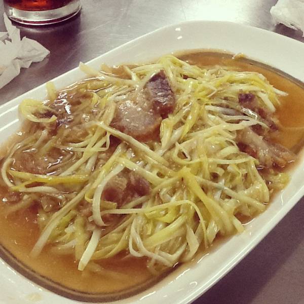 กุ้ยช่ายขาวผัดหมูกรอบ อร่อยดี ที่ ร้านอาหาร หัวปลาช่องนนทรี พระราม 3
