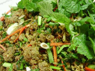 ลาบปลาดุก อาหารขึ้นชื่อของทางร้าน ที่ ร้านอาหาร ลาบปลาดุกเจริญผล