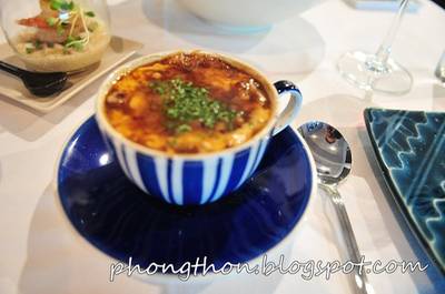 ซุปหัวหอม ที่ ร้านอาหาร Triplets Brasserie
