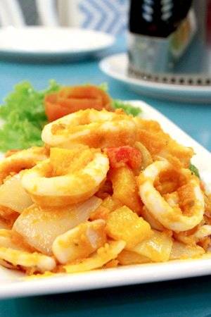 ปลาหมึกผัดซอสไข่เค็ม ที่ ร้านอาหาร Dory Seafood Bistro