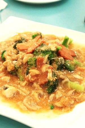 บร็อคโคลีราดซอสมันกุ้ง ที่ ร้านอาหาร Dory Seafood Bistro