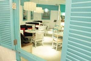 ชอบหน้าต่างสีฟ้านี่จังเลยอ่ะ ที่ ร้านอาหาร Dory Seafood Bistro