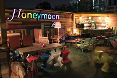 ชั้น 2 ครับ ที่ ร้านอาหาร Honeymoon