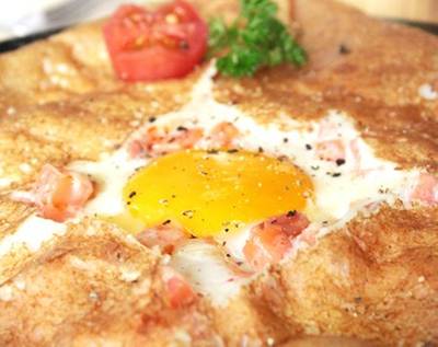 Crepe Benedictine แบบซูมเน้นๆ ให้เห็นชิ้นปลา และความเด้งของไข่เบเนดิกต์ ที่ ร้านอาหาร Crepe & Co. Eight Thonglor
