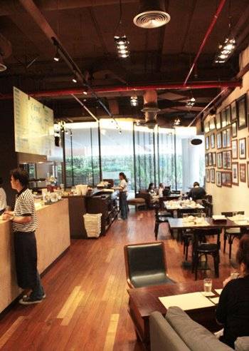 ข้างในแสงสลัวสร้างความเป็นส่วนตัวได้ดี ที่ ร้านอาหาร Crepe & Co. Eight Thonglor
