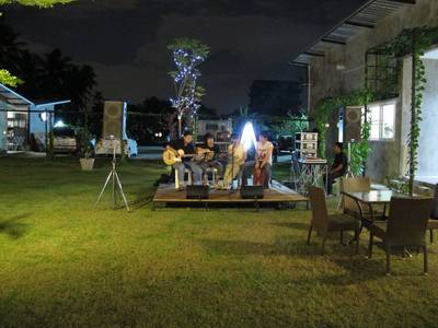 ร้านอาหาร The Village Garden Restaurant