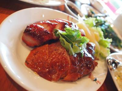 รูปที่ 4 บาร์บีคิวรวมมิตร (หมูแดง+เป็ดย่าง) ที่ ร้านอาหาร Hong Kong Fisherman Suki & Restaurant