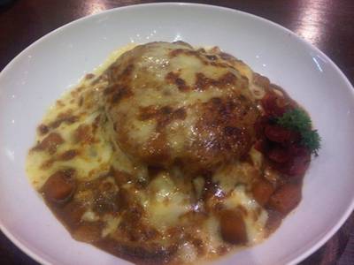 ข้าวแกงกระหรี่แฮมเบอเกอร์เนื้อชีส 230บาท ที่ ร้านอาหาร On the table tokyo café Central World