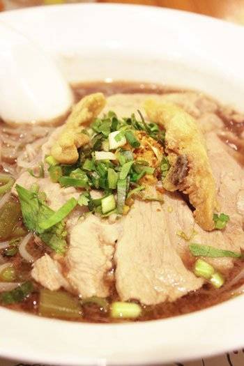 ก๋วยเตี๋ยวเรือเส้นเล็กหมูดำคุโรบุตะ ที่ ร้านอาหาร Zood Noodle เซ็นทรัล เวิล์ด