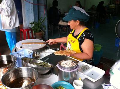 ทำข้าวเกรียบปากหม้อ ที่ ร้านอาหาร เจ๊เรียน