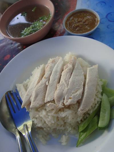 ได้มาแล้วว (สังเกตได้ว่าน้ำจิ้มจะข้นๆ ฮิฮิ) ^^ ที่ ร้านอาหาร ข้าวมันไก่ป้านงค์ ซอยรางน้ำ