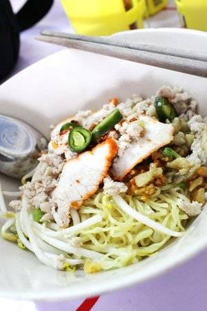 บะหมี่แห้งหมูแดง ที่ ร้านอาหาร ร้านก๋วยเตี๋ยวลุงเหลา