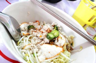 ดูเส้นกับกากหมูสิ ที่ ร้านอาหาร ร้านก๋วยเตี๋ยวลุงเหลา