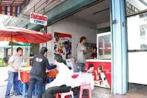 หน้าร้านค่ะ ที่ ร้านอาหาร ร้านก๋วยเตี๋ยวลุงเหลา