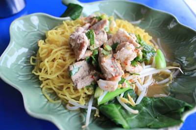 บะหมี่ขลุกขลิกกระดูกอ่อน ที่ ร้านอาหาร ก๋วยเตี๋ยว 5 รส สูตรมะนาว