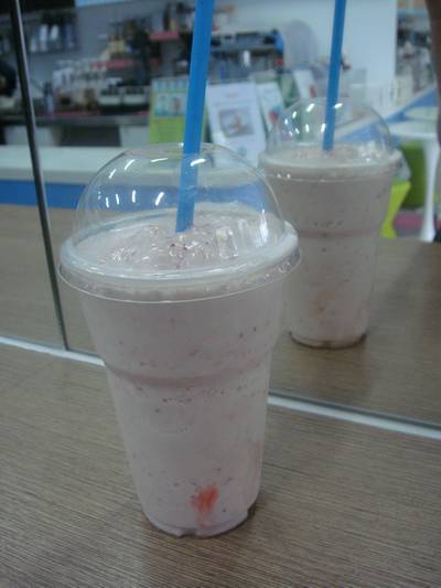Soft Cream Smoothie รสสตอเบอรี่ ที่ ร้านอาหาร Raku Raku ซอยรางน้ำ
