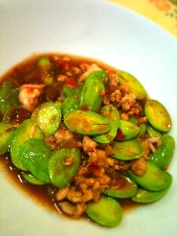 ผัดสะตอกุ้งหมูสับ ที่ ร้านอาหาร Little Big