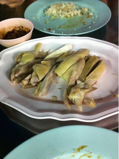 เนื้อนุ่ม หนังกรอบ ข้าวเป็นเม็ด หอมอร่อย ที่ ร้านอาหาร ข้าวมันไก่เบตง ( แท้ๆ )