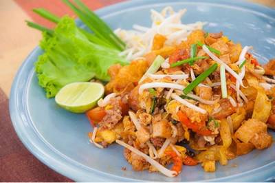 ผัดไทยเส้นกรอบ ที่ ร้านอาหาร Ease