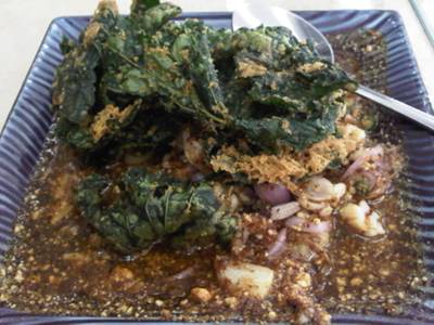 ยำใบพลูทอดกรอบ 95บาท ที่ ร้านอาหาร สวนกุหลาบ
