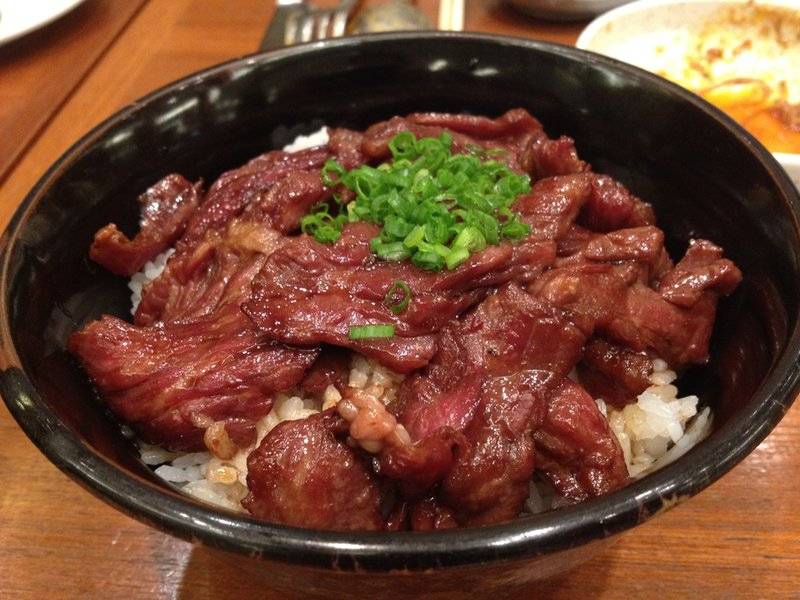 ข้าวหน้าเนื้อ ที่ ร้านอาหาร The Grill Tokyo