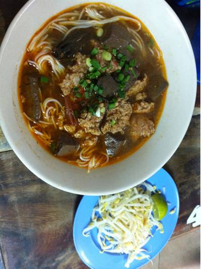 น้ำเงี้ยวป้าสุข ที่ ร้านอาหาร น้ำเงี้ยวป้าสุข ร้านก๋วยเตี๋ยวสิบสองปันนา