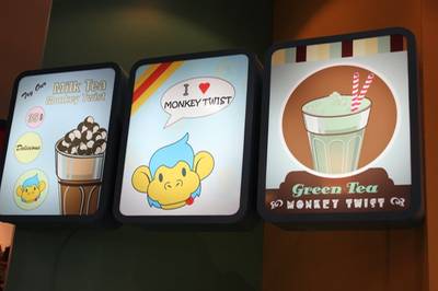 ป้ายไฟในร้าน ที่ ร้านอาหาร monkey twist