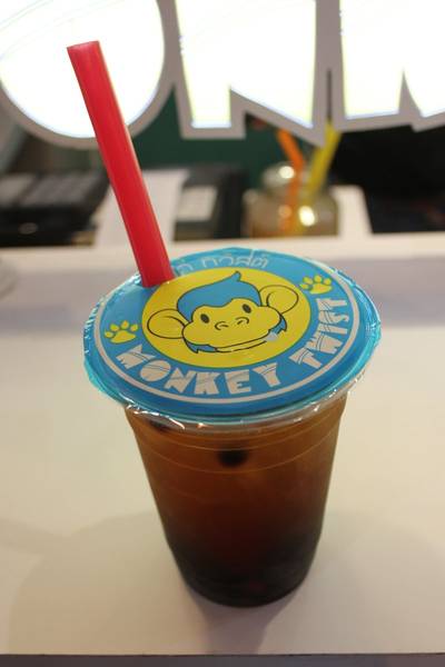 ชาเขียวไข่มุก ที่ ร้านอาหาร monkey twist